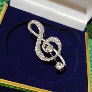 SPARKLING SILVER  TREBLE CLEF BROOCH/PIN